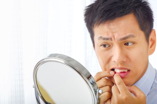 入れ歯で悩む男性